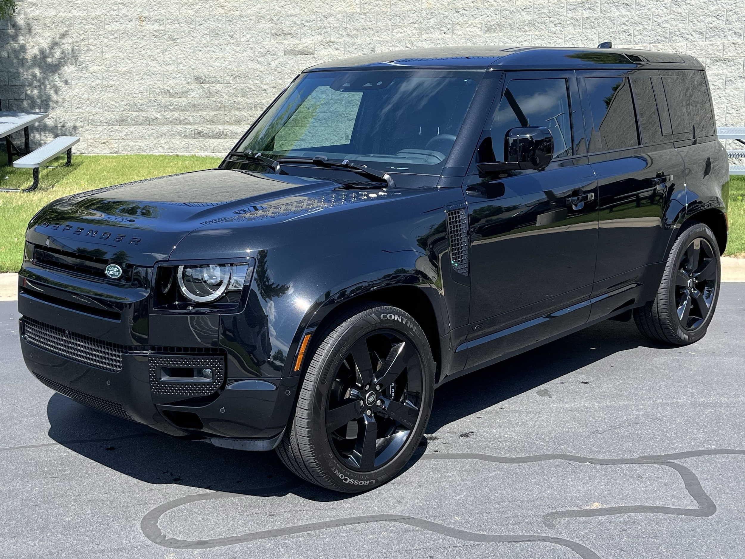 2025 Land Rover Defender 110 V8 P525's photo
