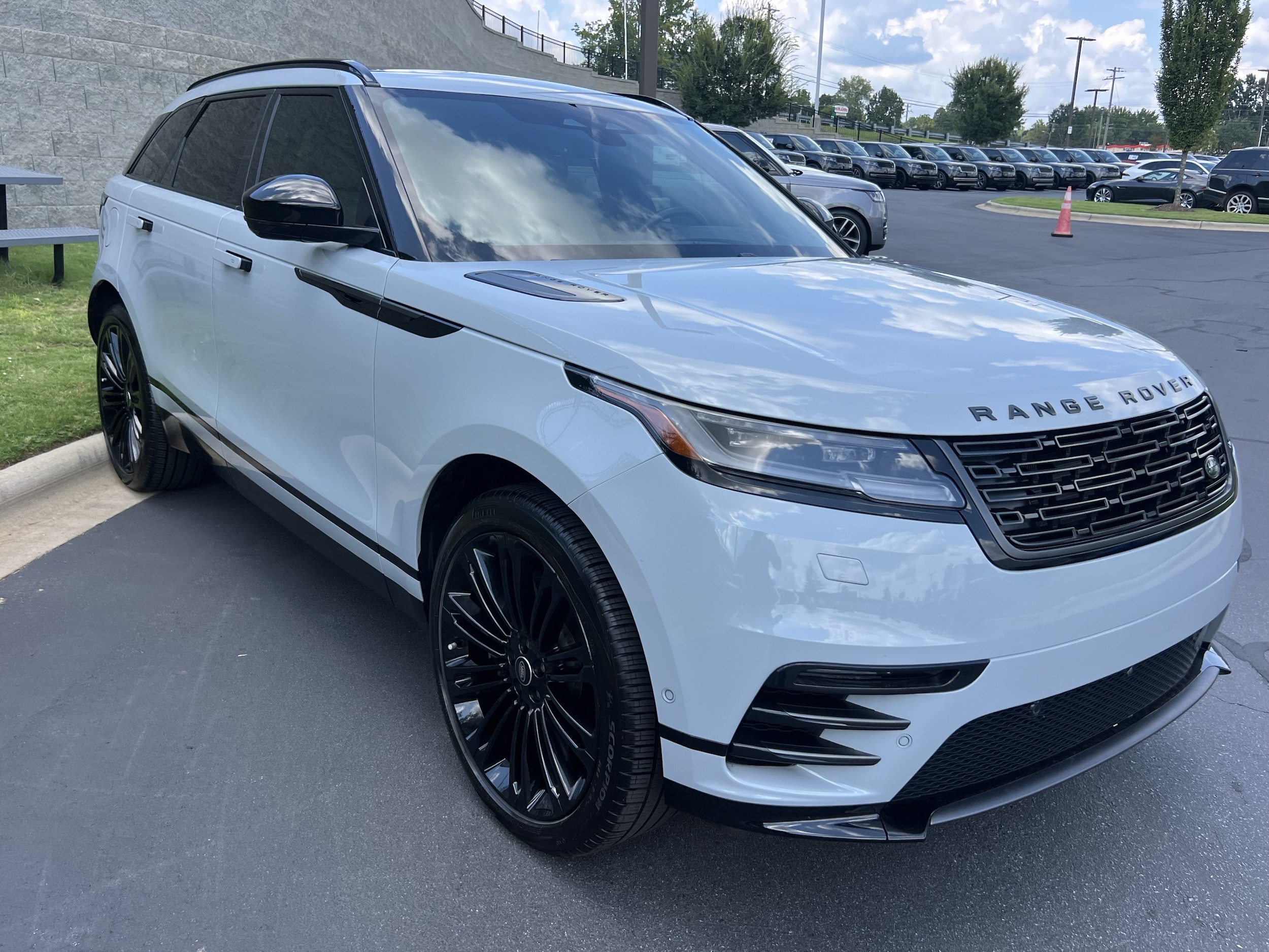 2026 Land Rover Range Rover Velar Dynamic SE