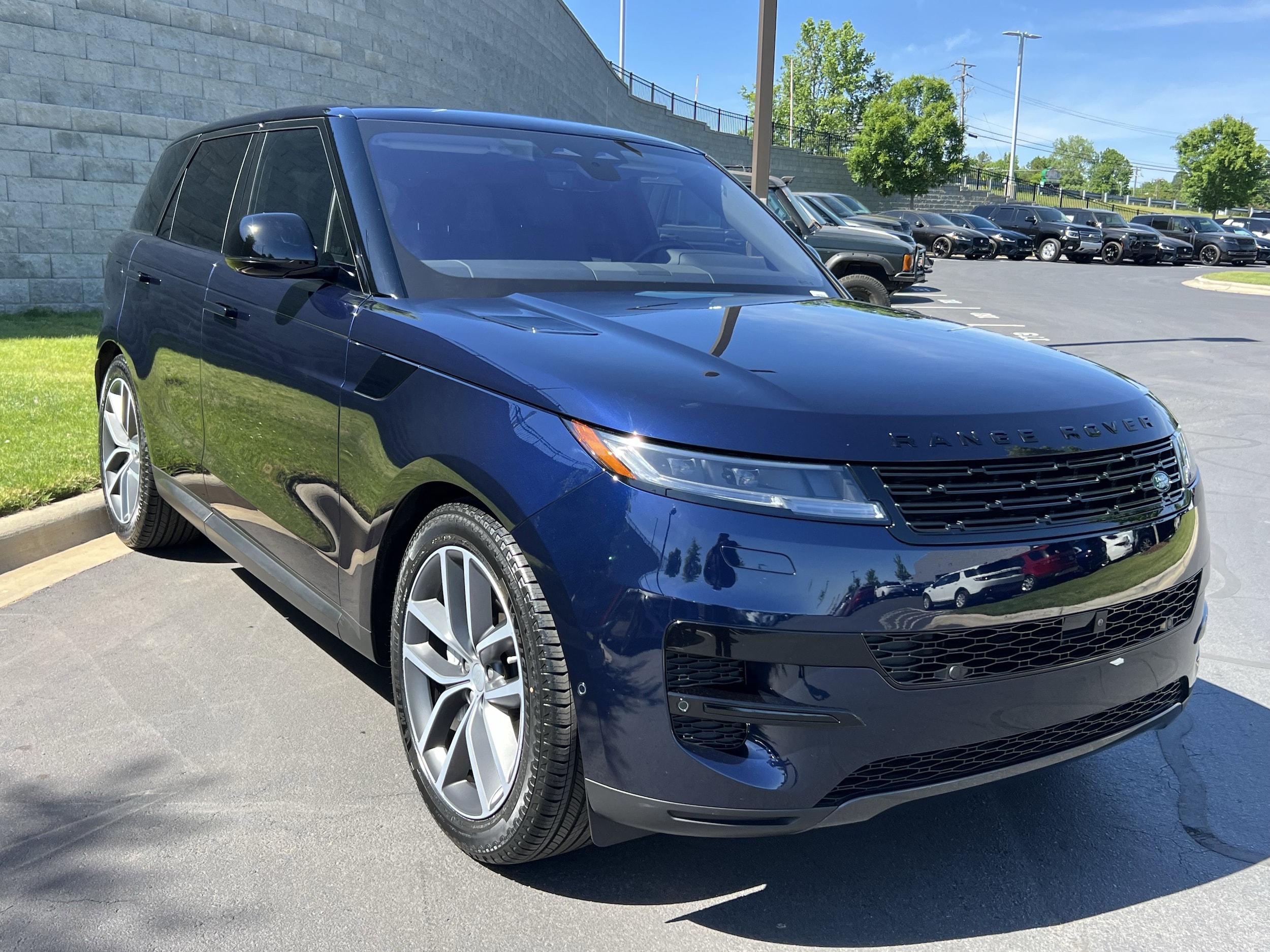 2023 Land Rover Range Rover Sport SE photo 3