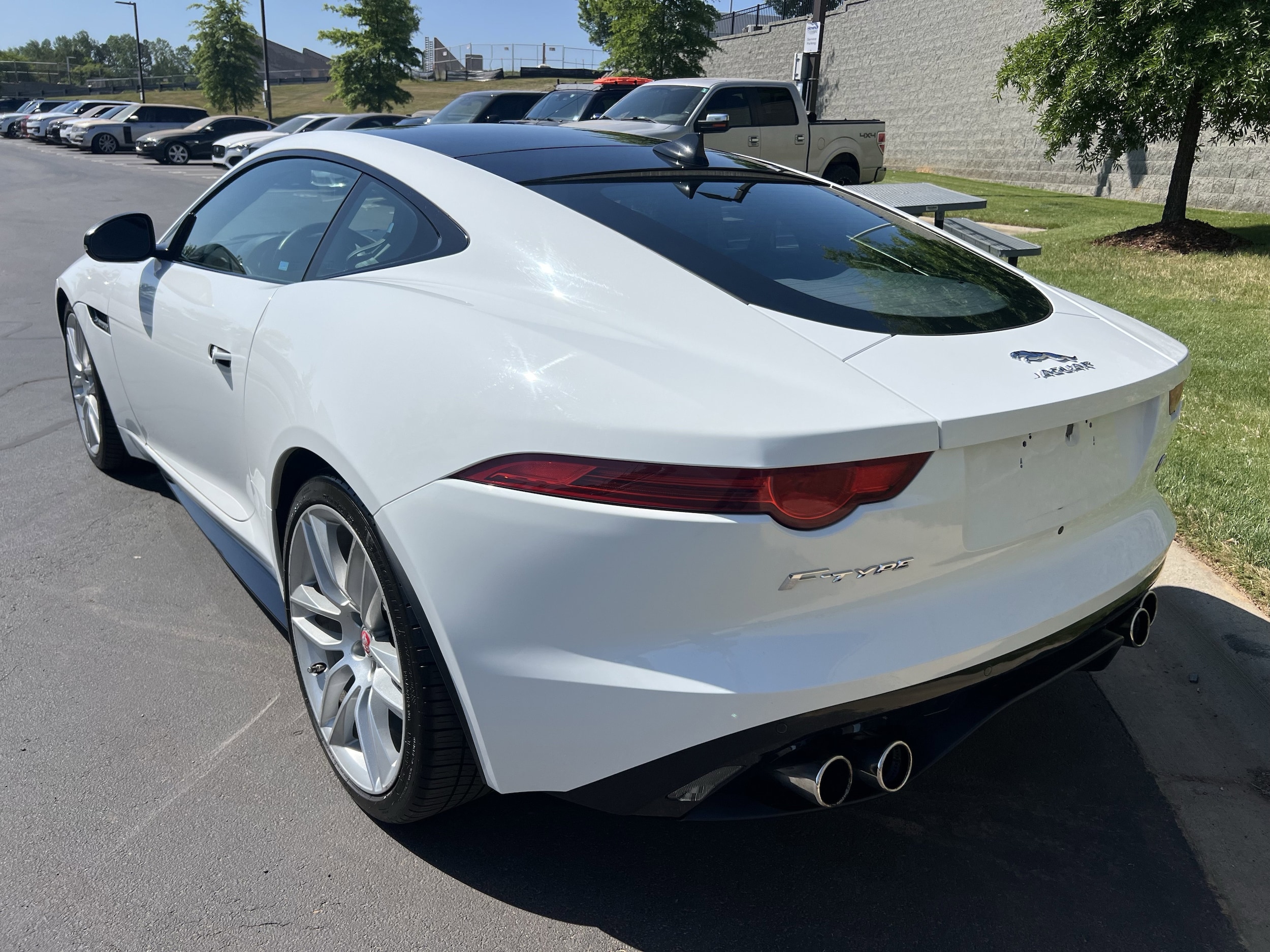 2015 Jaguar F-TYPE V8 R photo 2