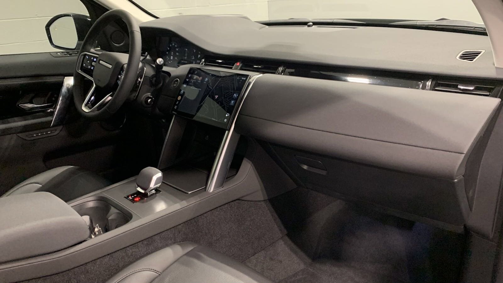 2025 Land Rover Discovery Sport S photo 3