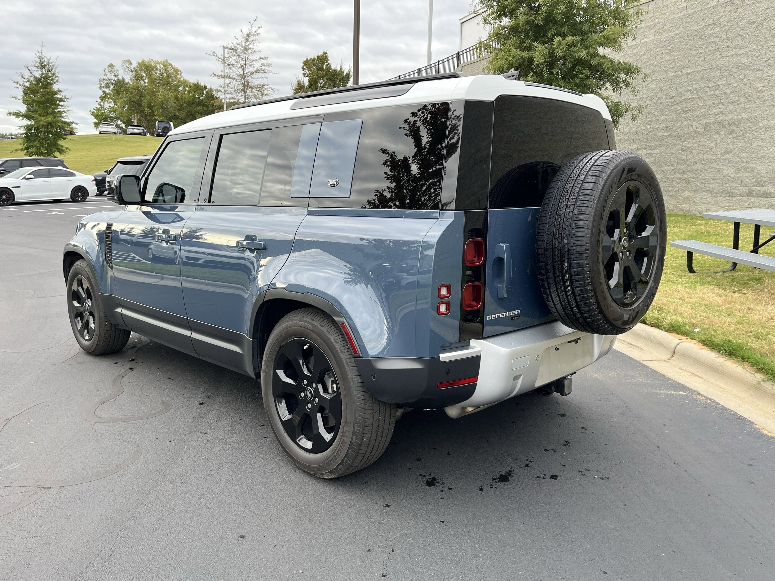 2022 Land Rover Defender SE photo 3