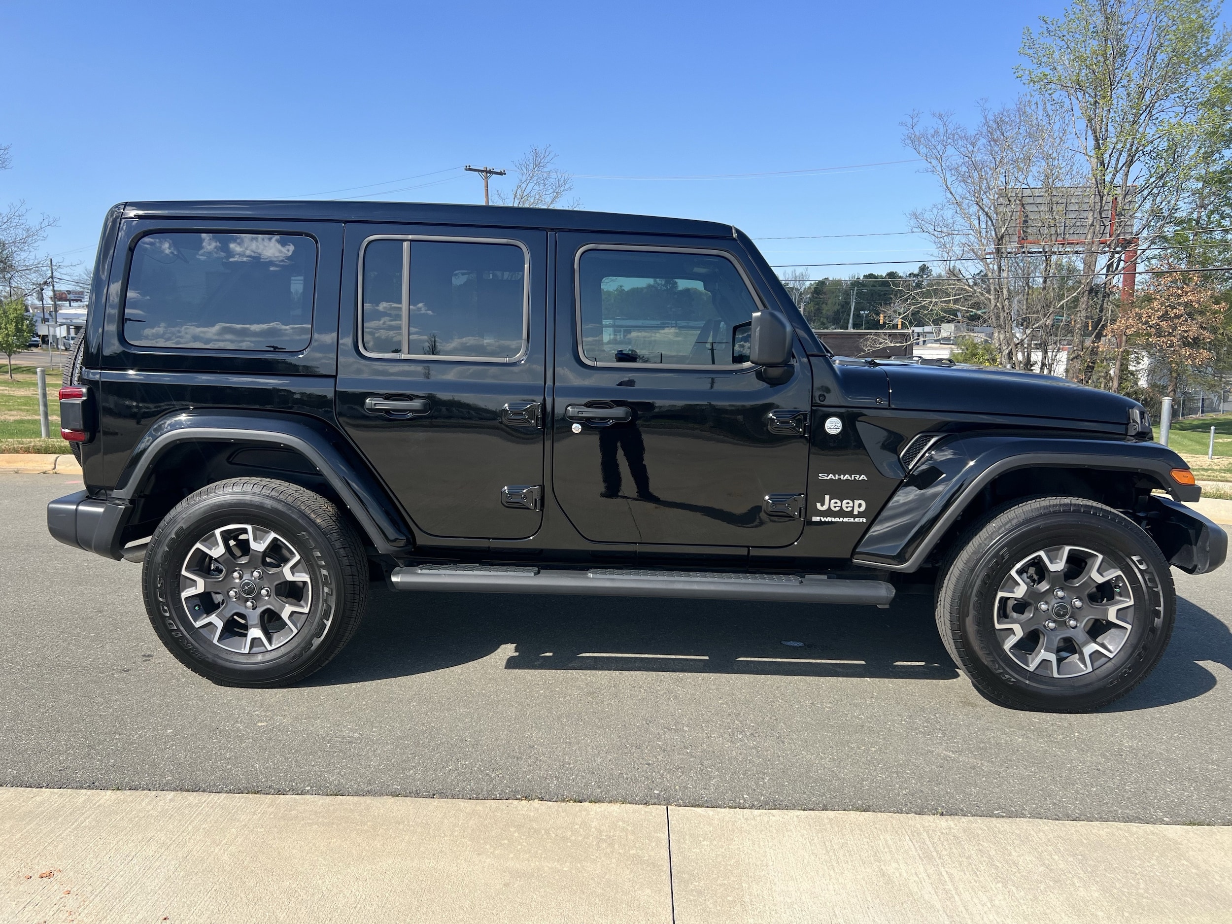 2024 Jeep Wrangler Sahara photo 3
