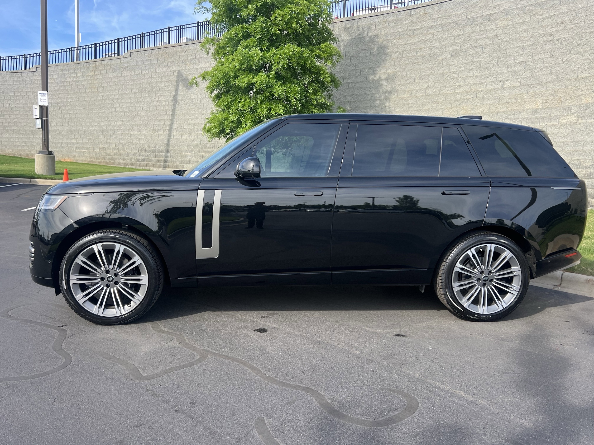 2024 Land Rover Range Rover SE photo 2