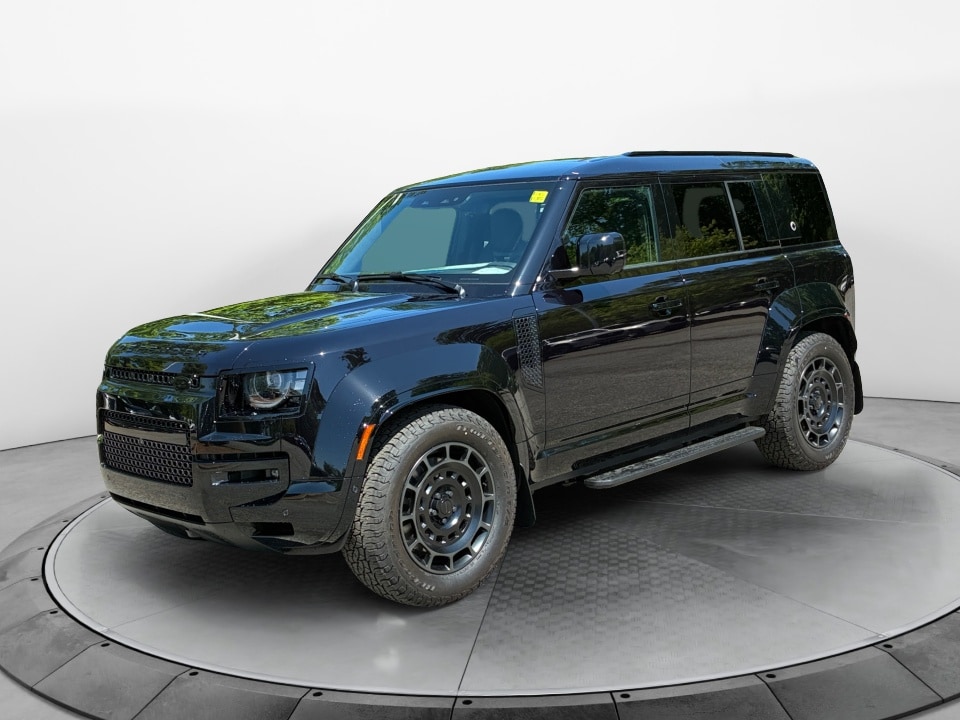 2026 Land Rover Defender 110 OCTA Black P635's photo
