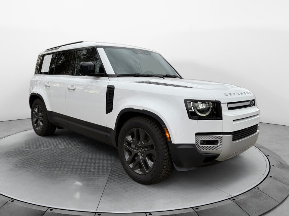 2025 Land Rover Defender 110 S photo 3