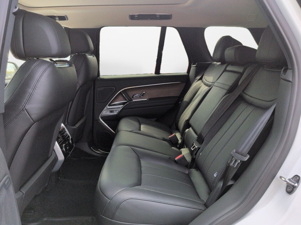 2025 Land Rover Range Rover SE - Photo 13