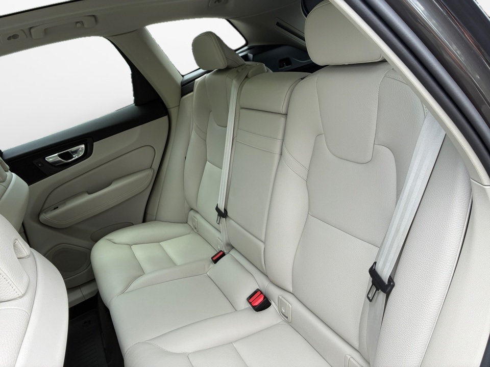 2022 Volvo XC60 Momentum - Photo 12