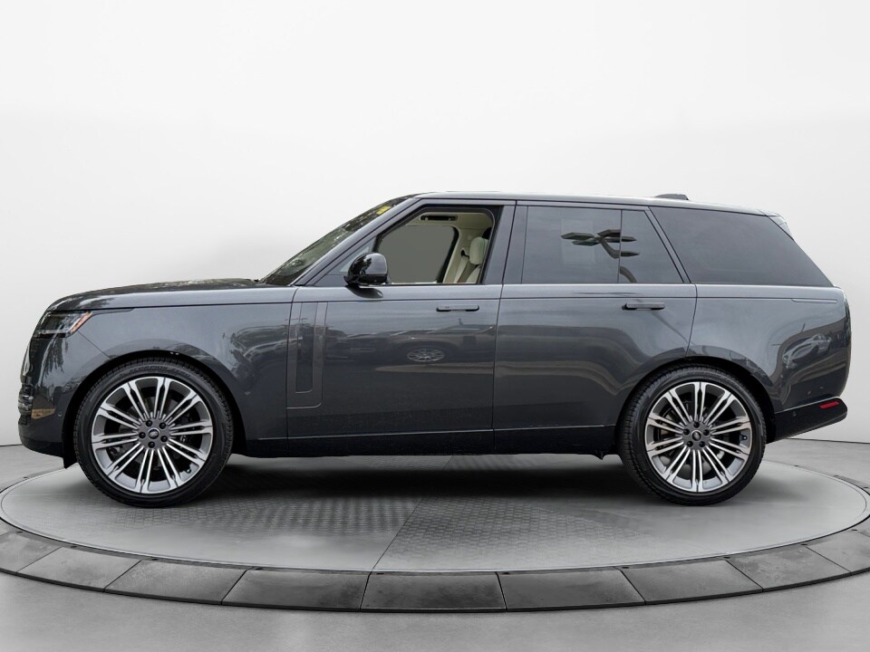 2023 Land Rover Range Rover SE photo 2