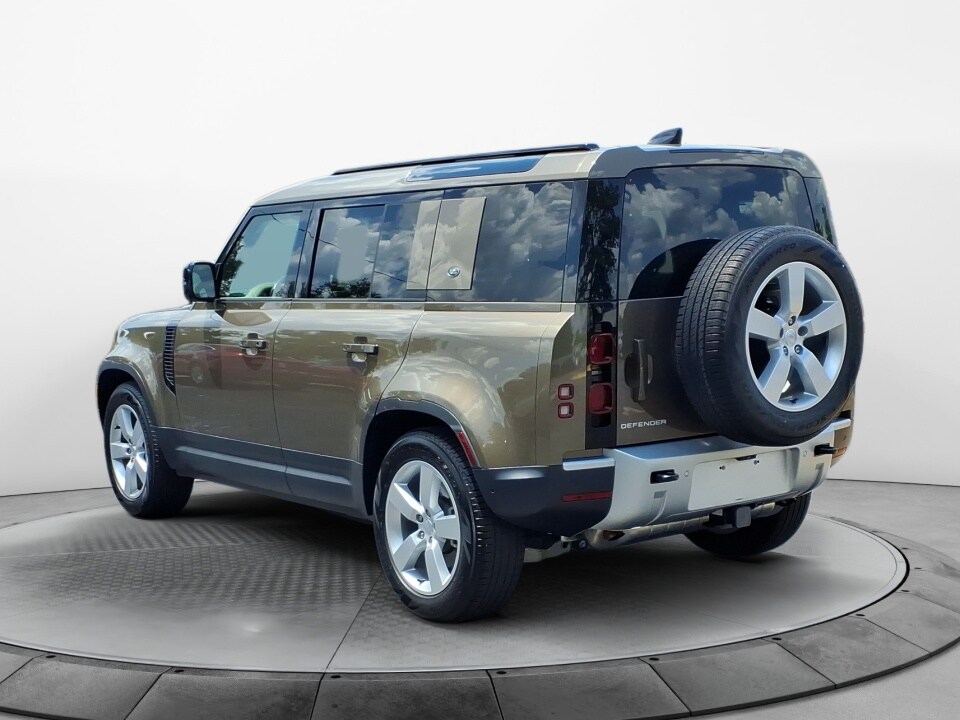 2024 Land Rover Defender 110 S photo 4