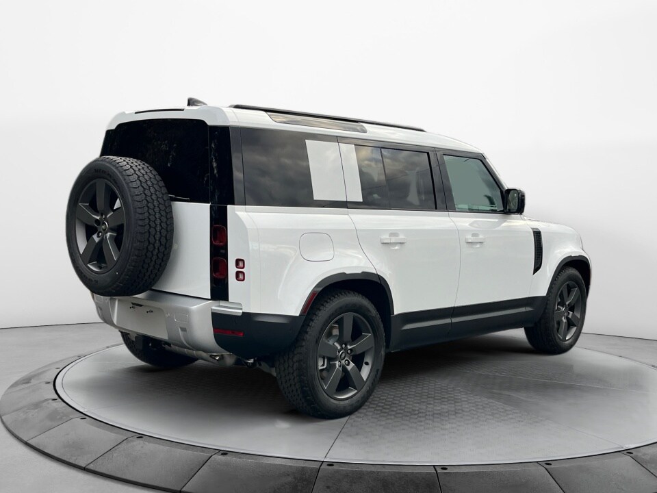 2025 Land Rover Defender 110 S photo 4