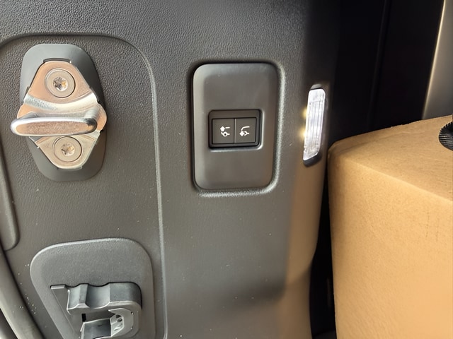 2026 Land Rover Defender OCTA - Photo 37