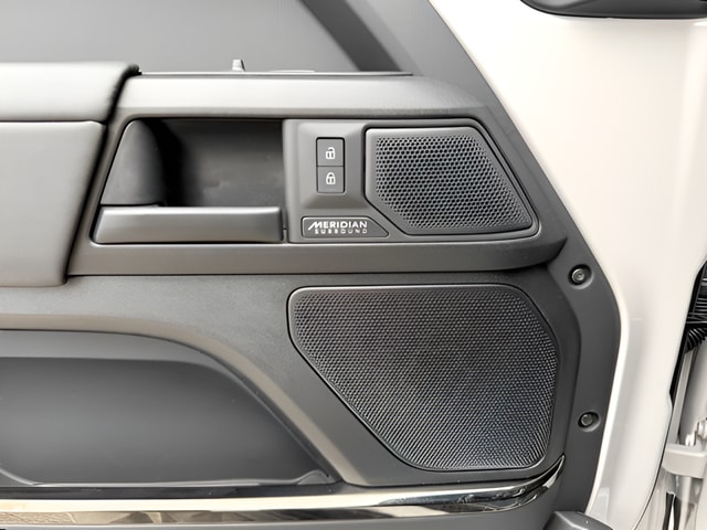 2026 Land Rover Defender OCTA - Photo 16