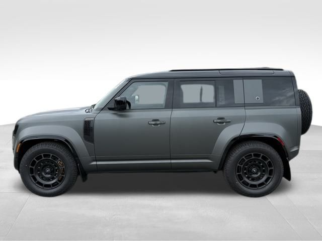 2025 Land Rover Defender 110 photo 2