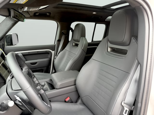 2026 Land Rover Defender OCTA - Photo 18