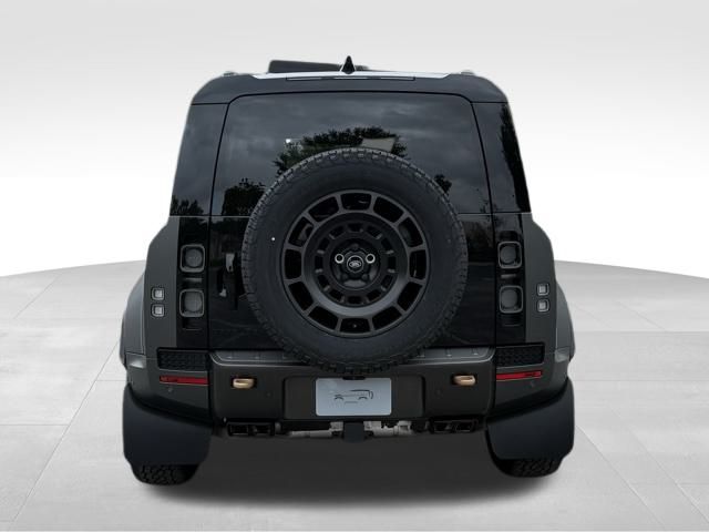 2025 Land Rover Defender 110 photo 4