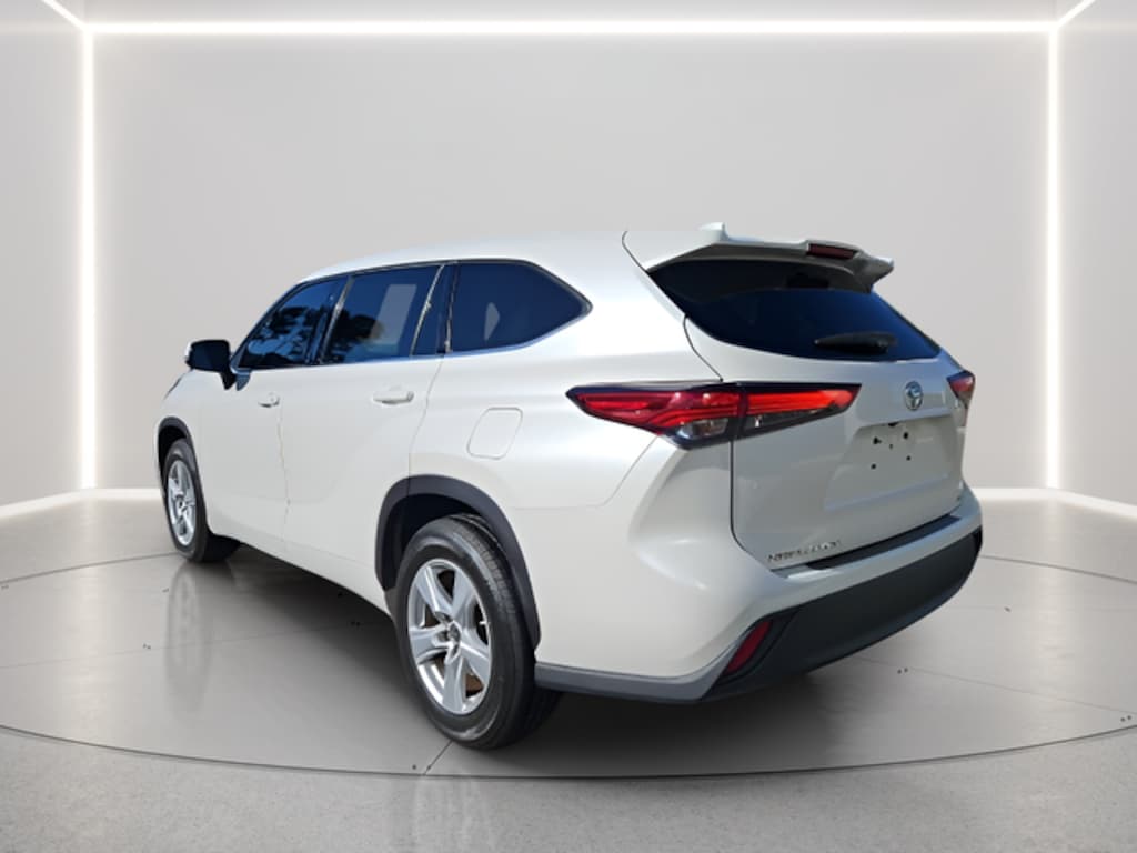 Used 2021 Toyota Highlander LE SUV
