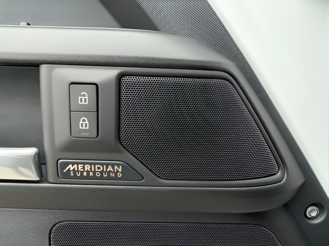 2026 Land Rover Defender V8 - Photo 12