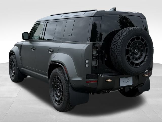 2025 Land Rover Defender 110 photo 3