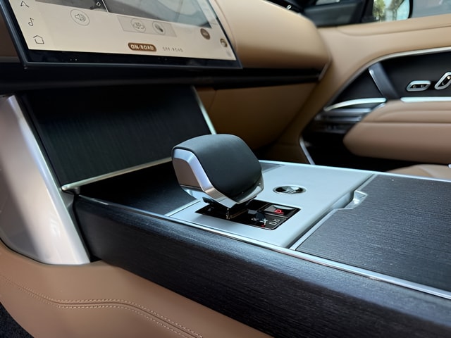 2025 Land Rover Range Rover SE - Photo 18