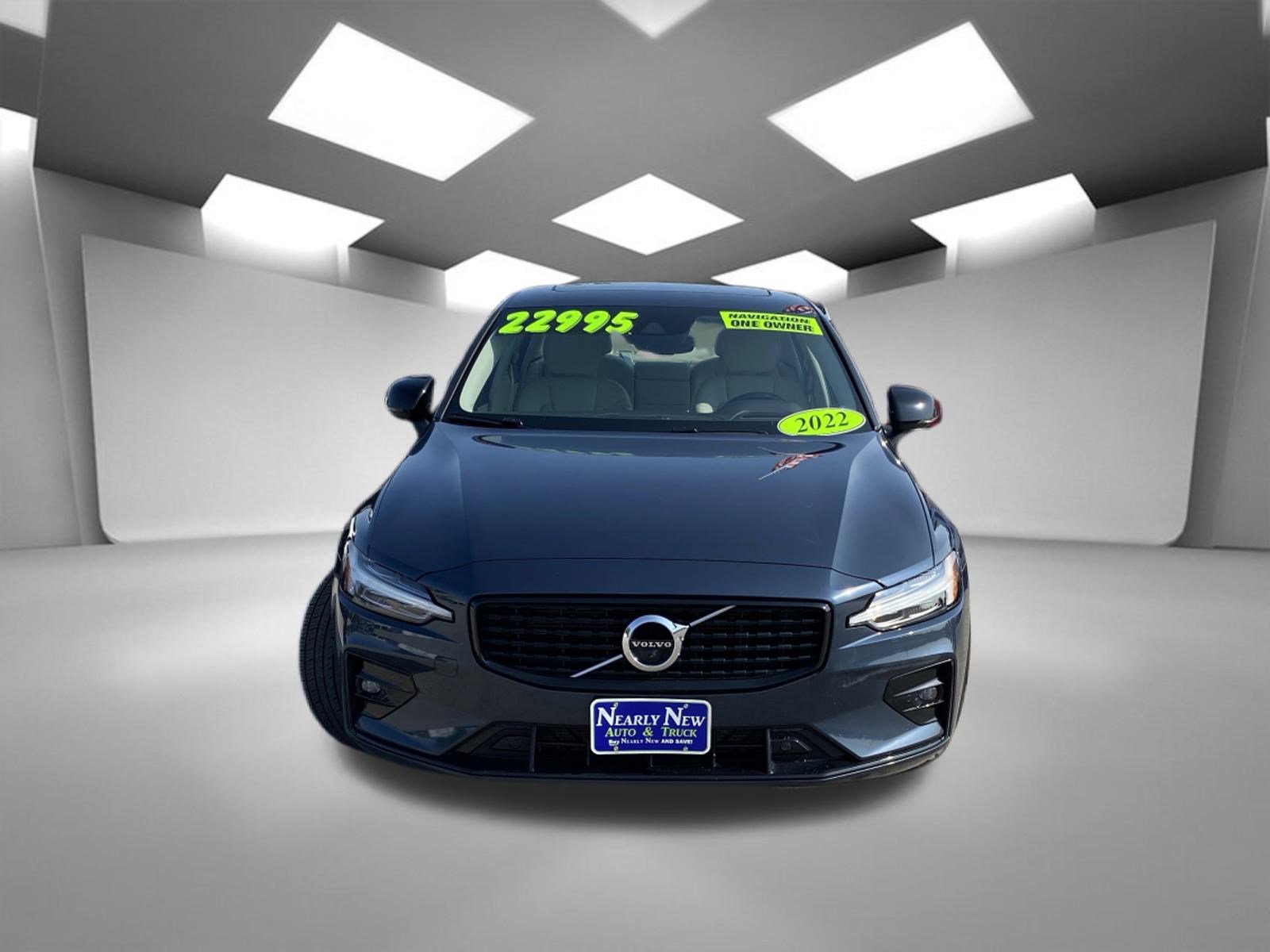 2022 Volvo S60 B5 Momentum photo 2