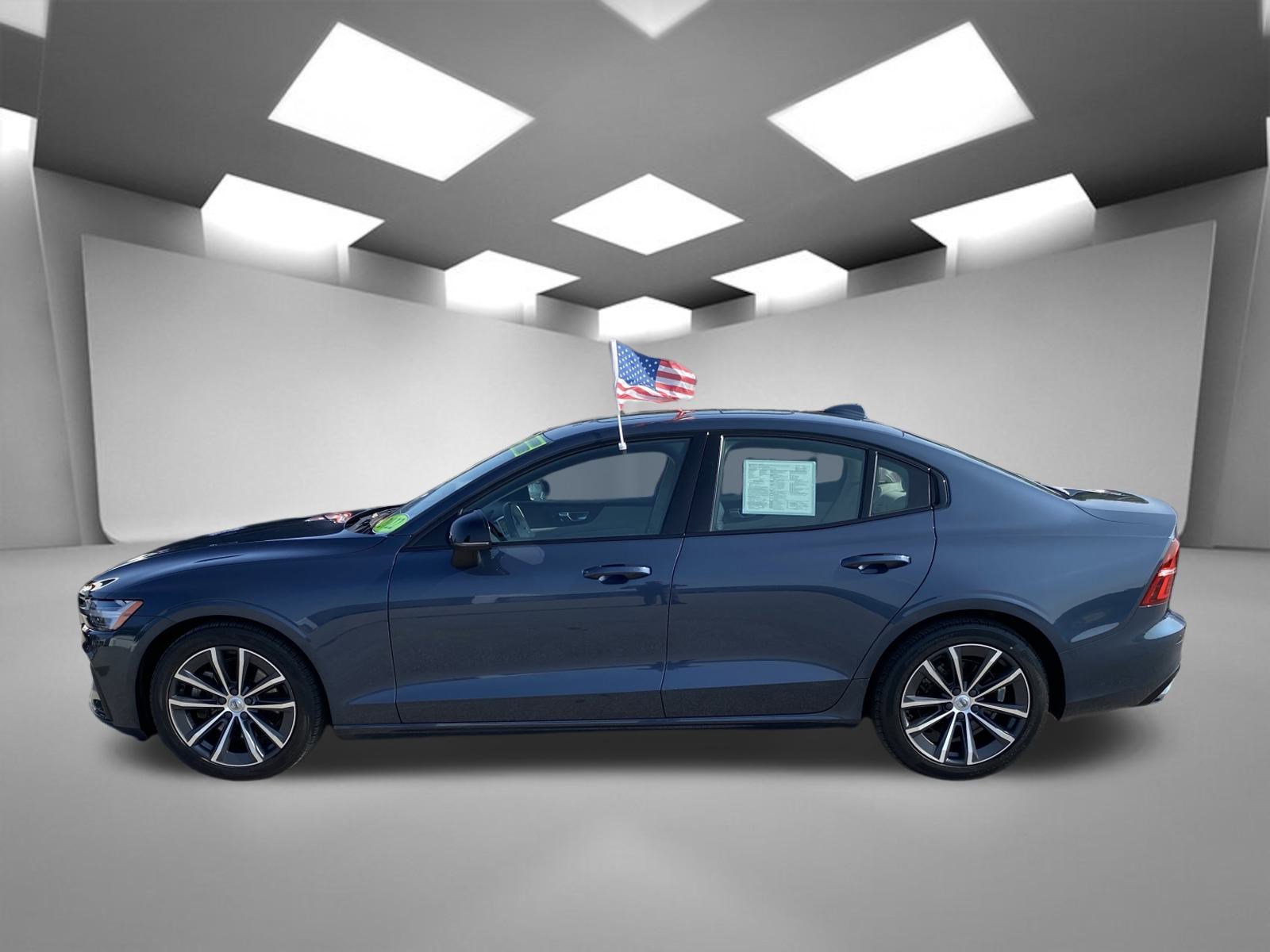 2022 Volvo S60 B5 Momentum photo 3