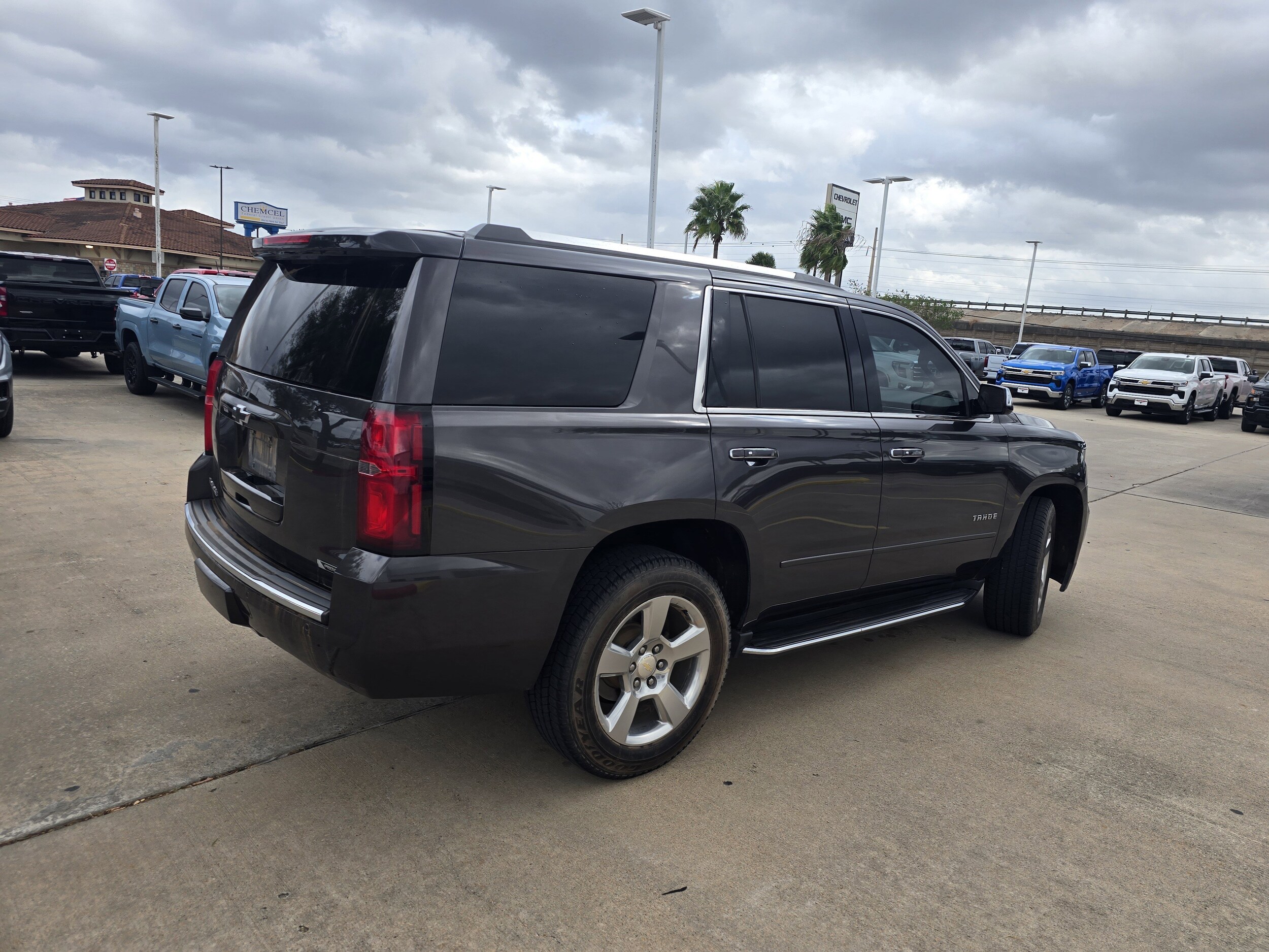 2018 Chevrolet Tahoe Premier photo 2
