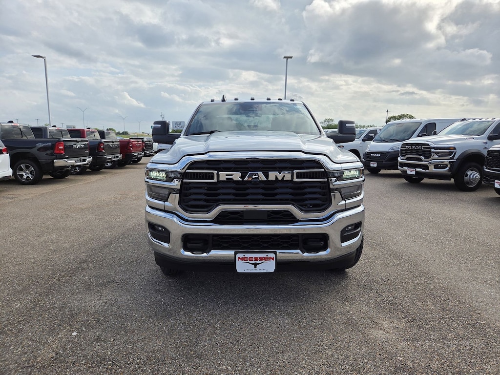 New 2026 Ram 3500 Chassis Cab TRADESMAN CREW 4X4 60' CA Pickup