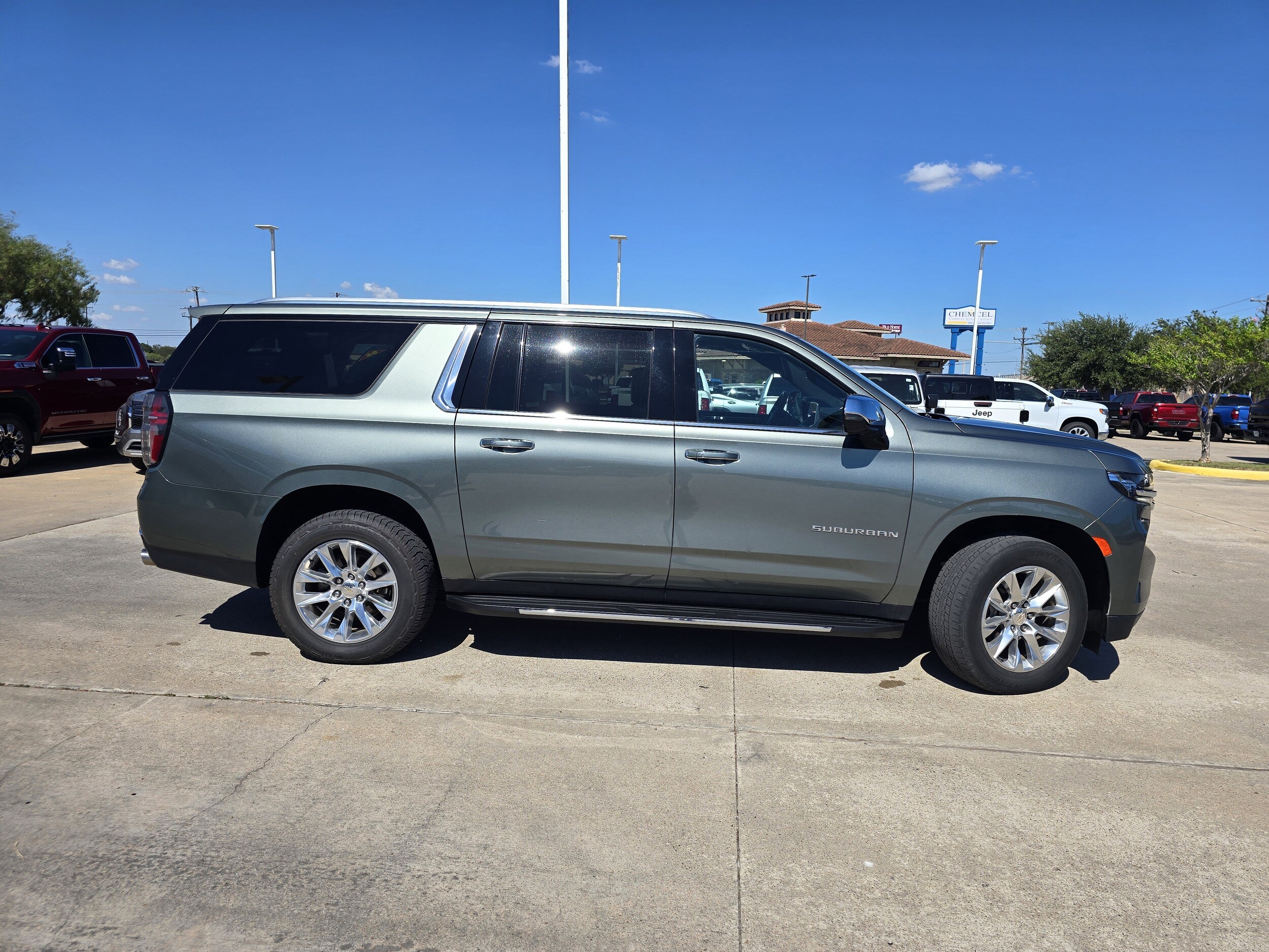 2023 Chevrolet Suburban Premier photo 2