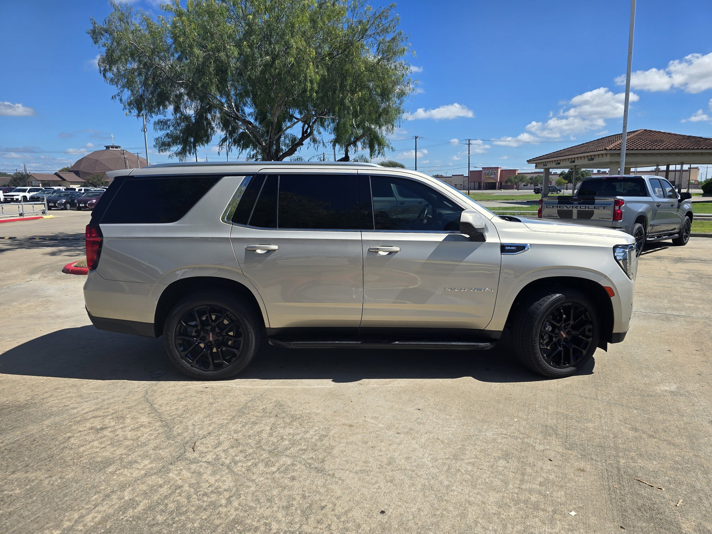 2023 Gmc Yukon SLE photo 2
