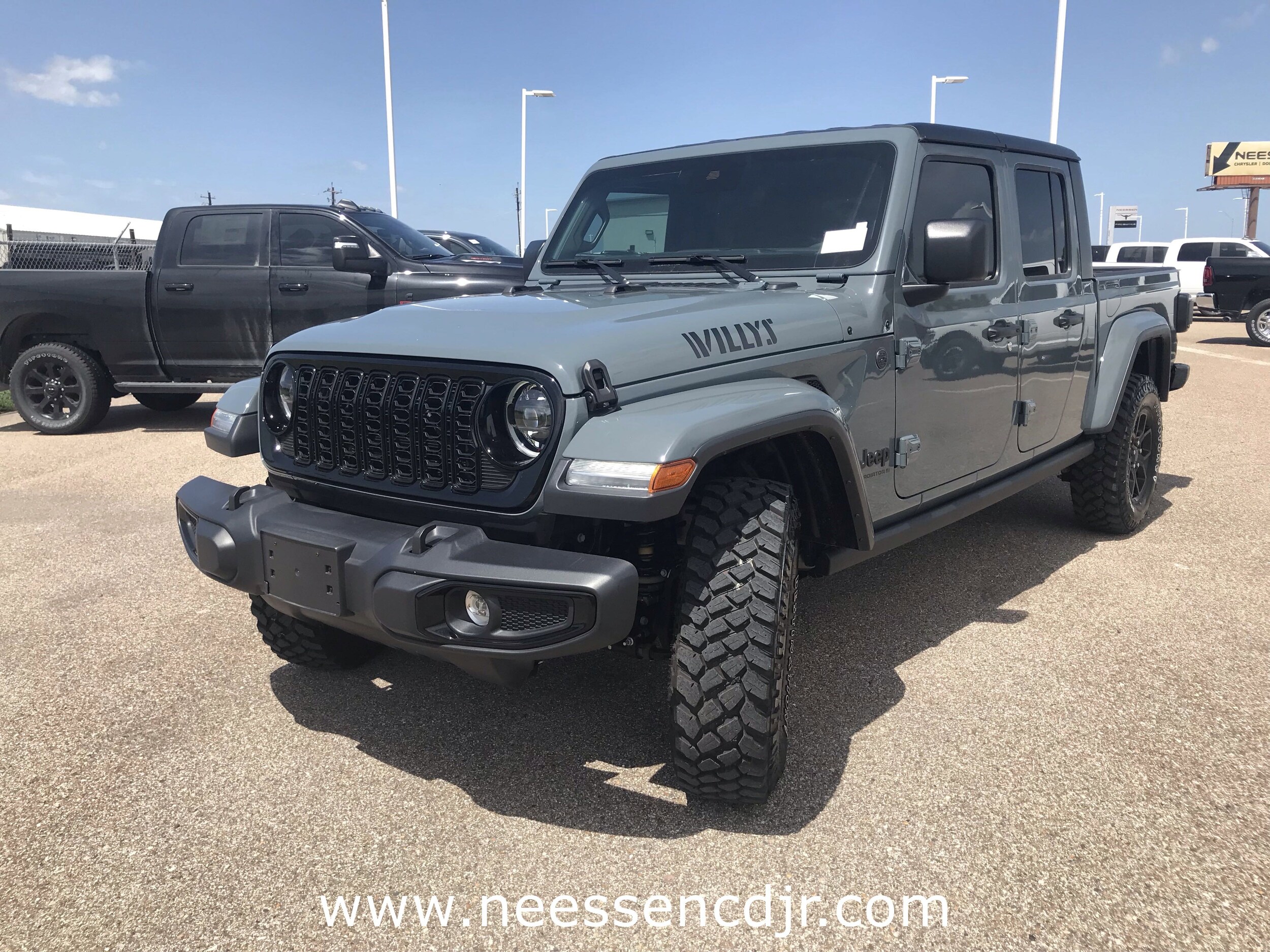 2025 Jeep Gladiator Willys photo 3