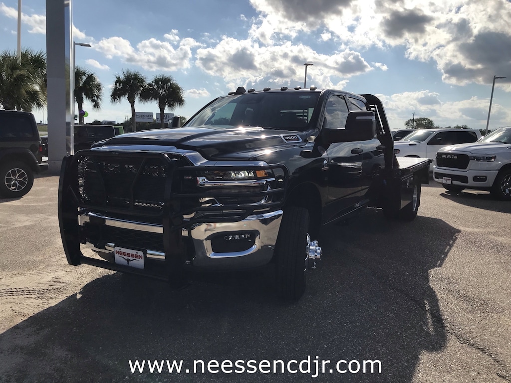 New 2025 Ram 3500 Chassis Cab 3500 TRADESMAN CREW CAB CHASSIS 4X4 60' CA Pickup