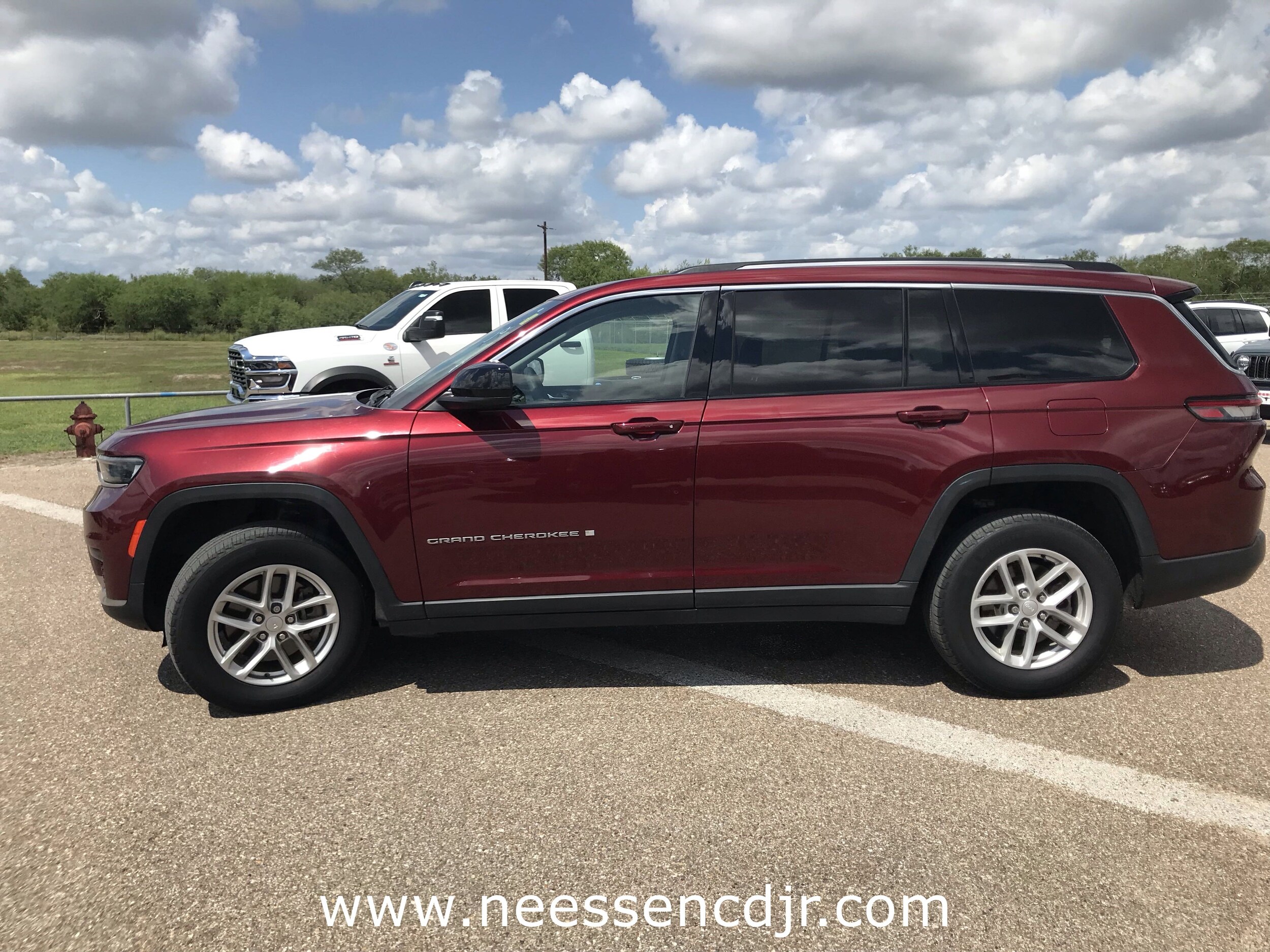 2023 Jeep Grand Cherokee Laredo photo 3