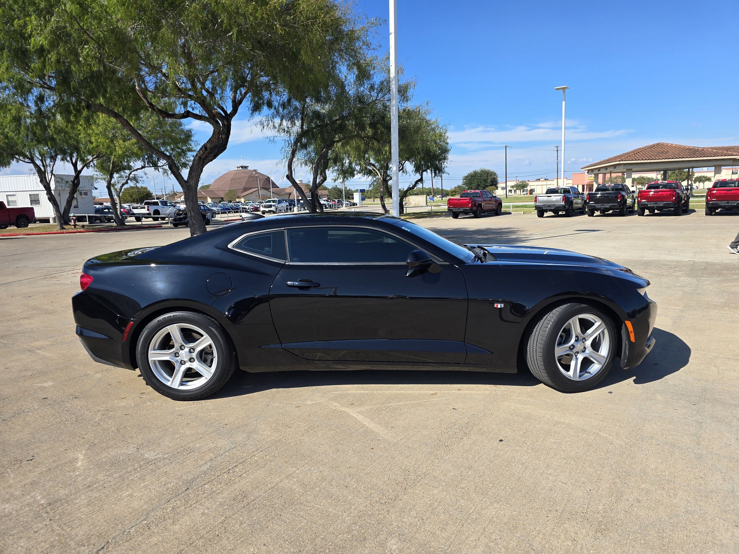 2021 Chevrolet Camaro 1LT photo 2