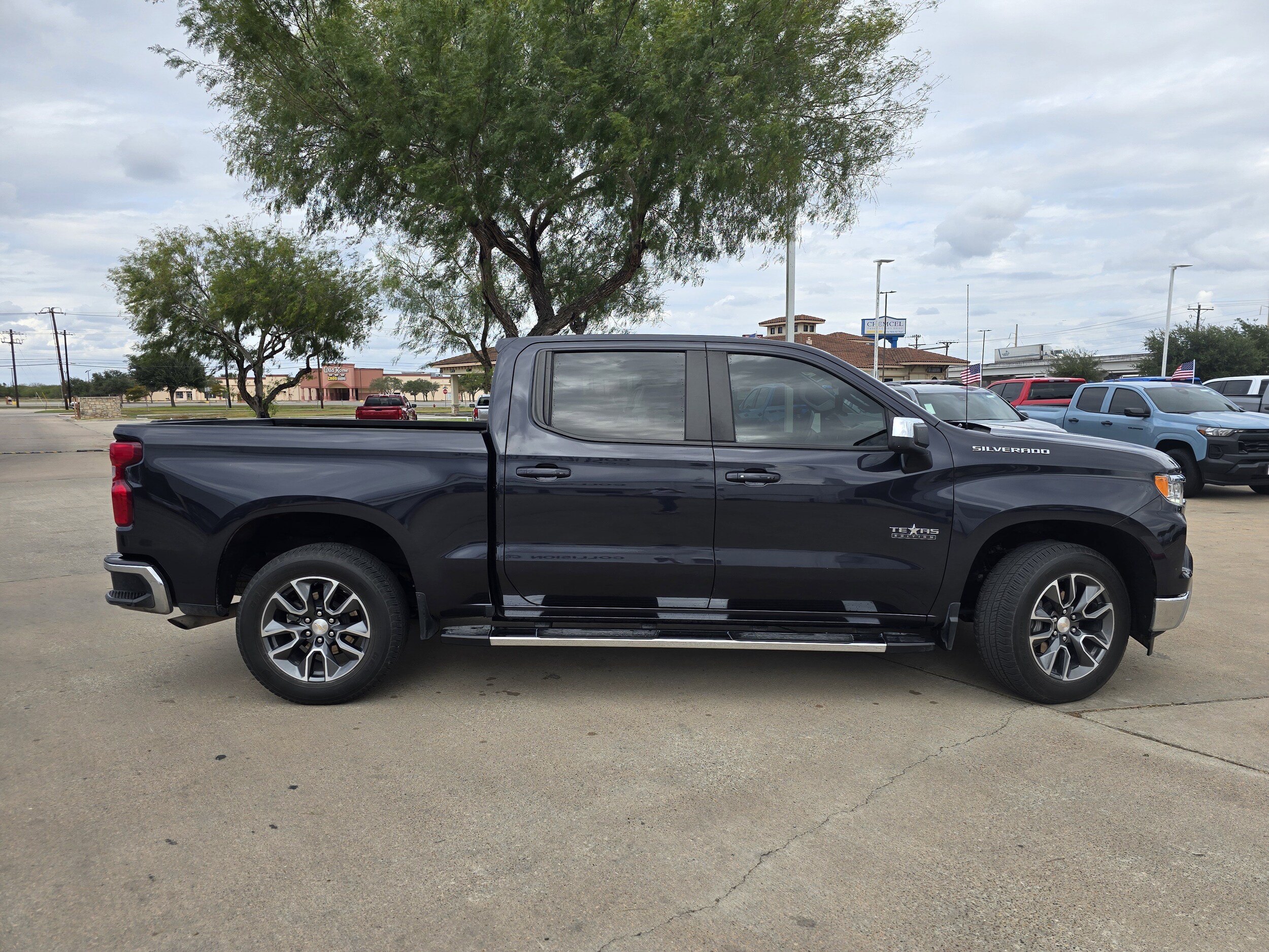 2023 Chevrolet Silverado 1500 LT photo 2