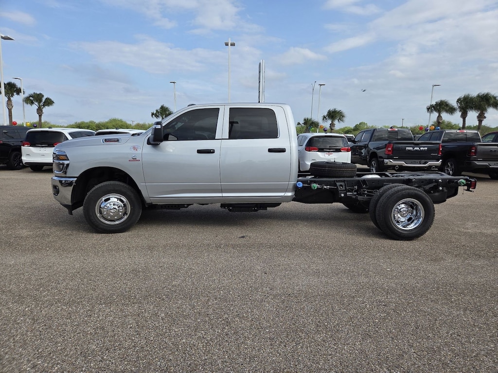 New 2026 Ram 3500 Chassis Cab TRADESMAN CREW 4X4 60' CA Pickup