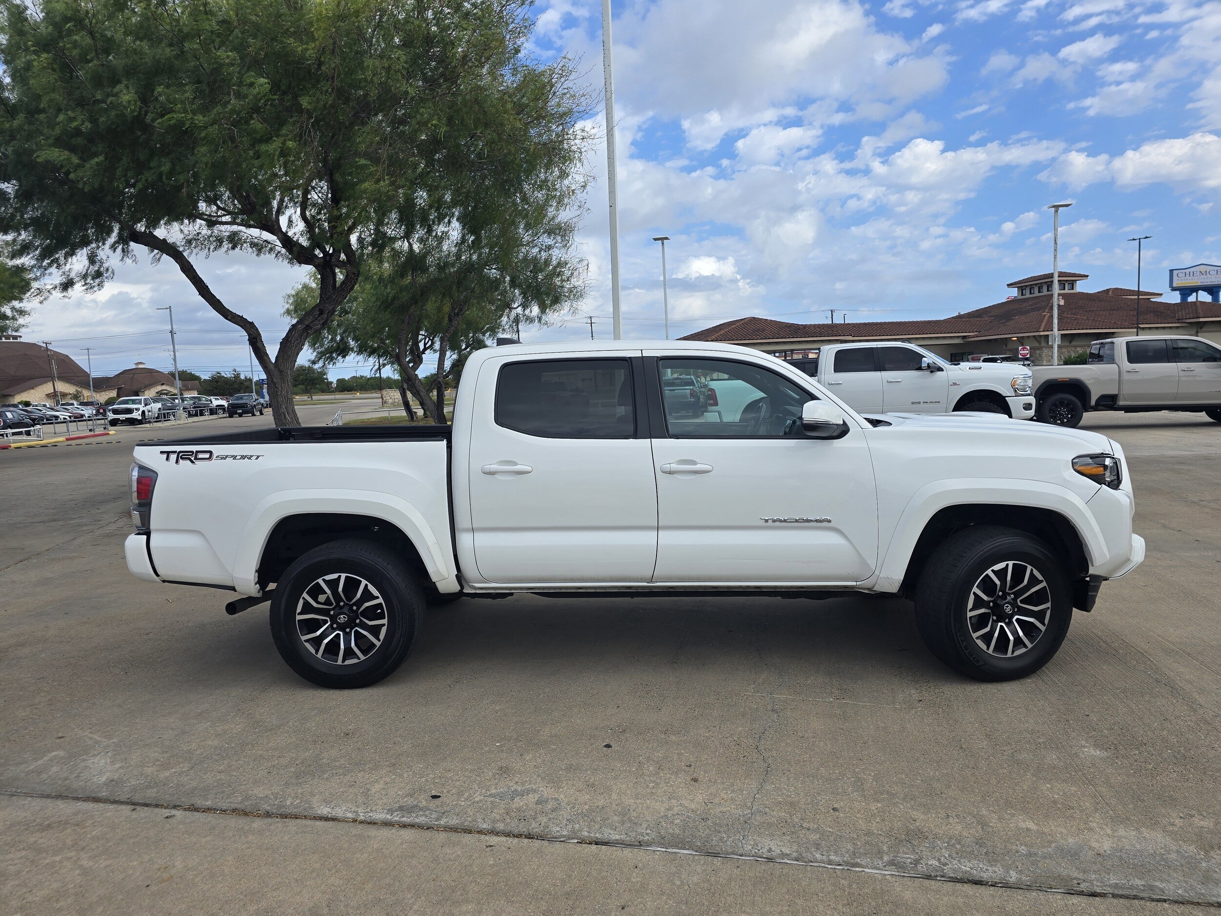 2023 Toyota Tacoma SR5 V6 photo 2