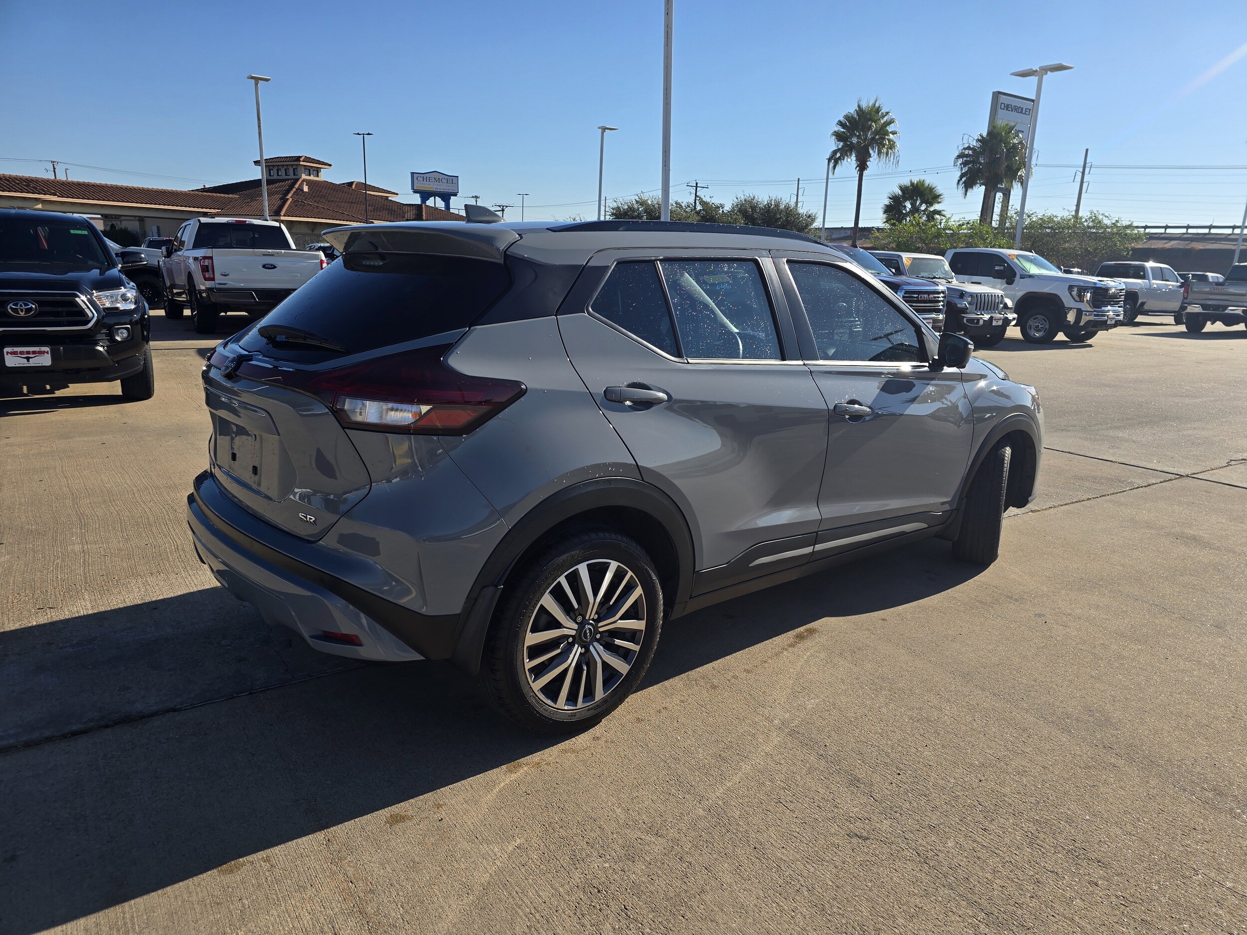 2023 Nissan Kicks SR photo 3
