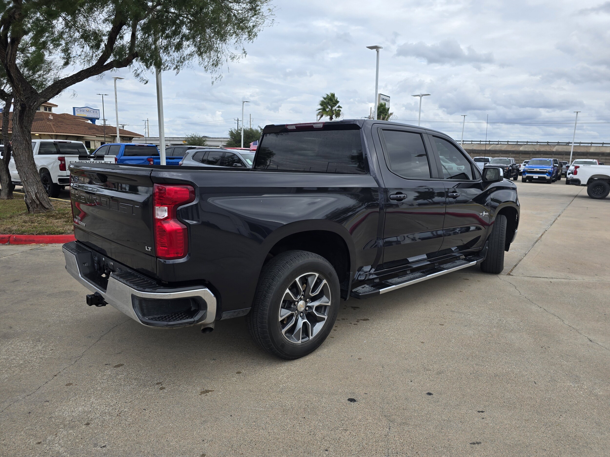 2023 Chevrolet Silverado 1500 LT photo 3