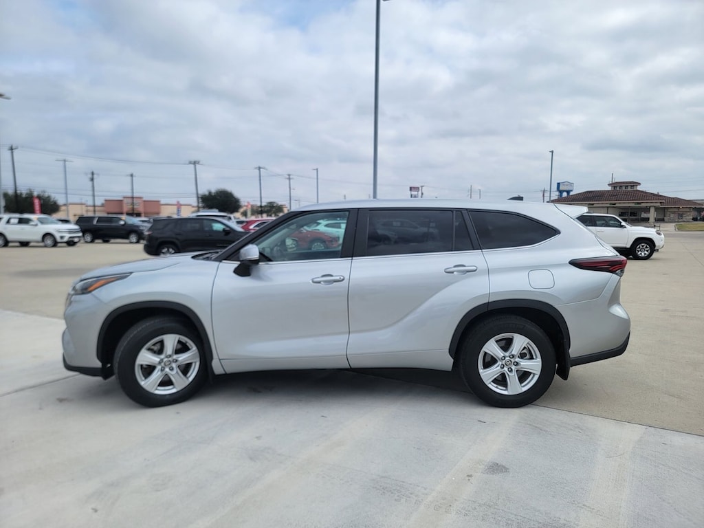 Used 2024 Toyota Highlander LE SUV