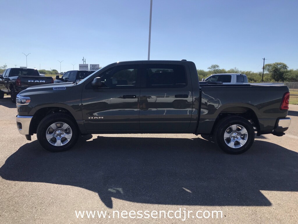 New 2026 Ram 1500 TRADESMAN CREW CAB 4X4 5'7 BOX Pickup