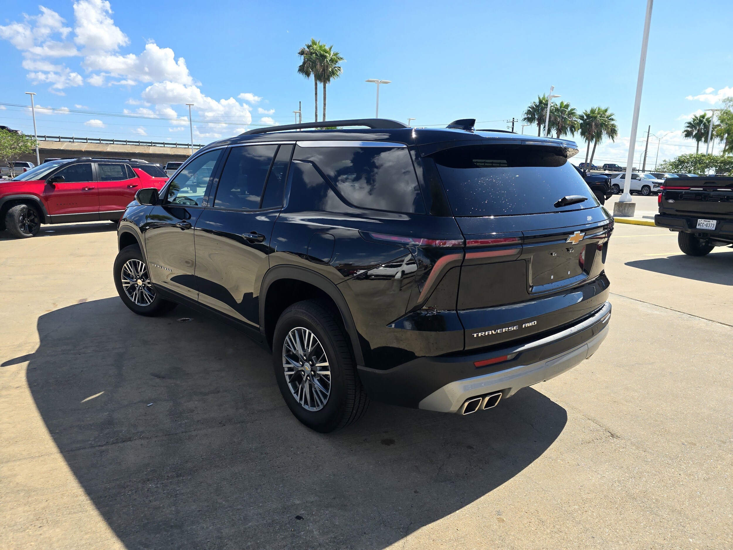 2025 Chevrolet Traverse photo 3