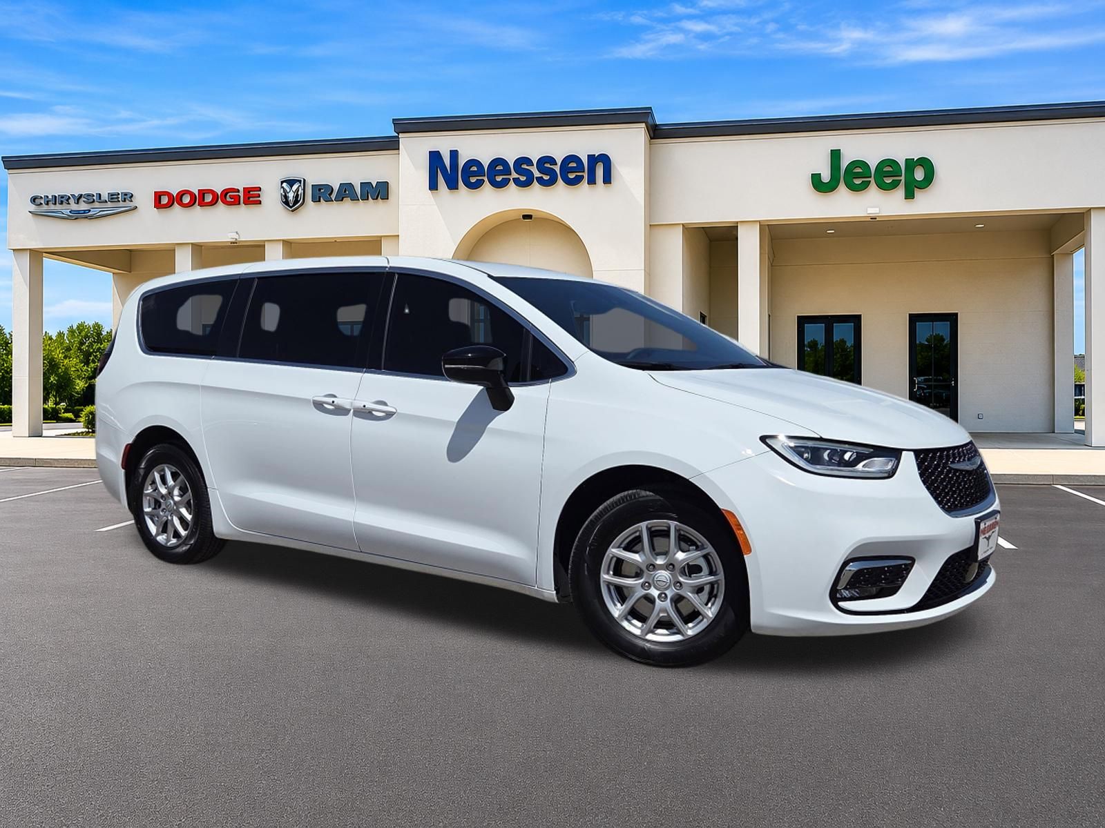 2026 Chrysler Pacifica Select's photo