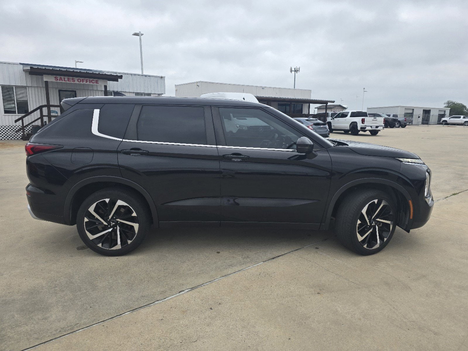 Used 2022 Mitsubishi Outlander SE with VIN JA4J3UA87NZ023196 for sale in Kingsville, TX