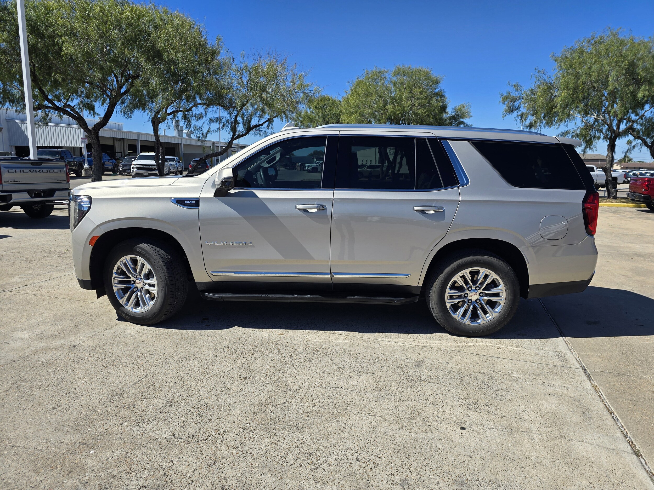 2023 Gmc Yukon SLT photo 2