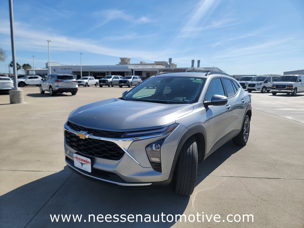 Used 2025 Chevrolet Trax LT SUV