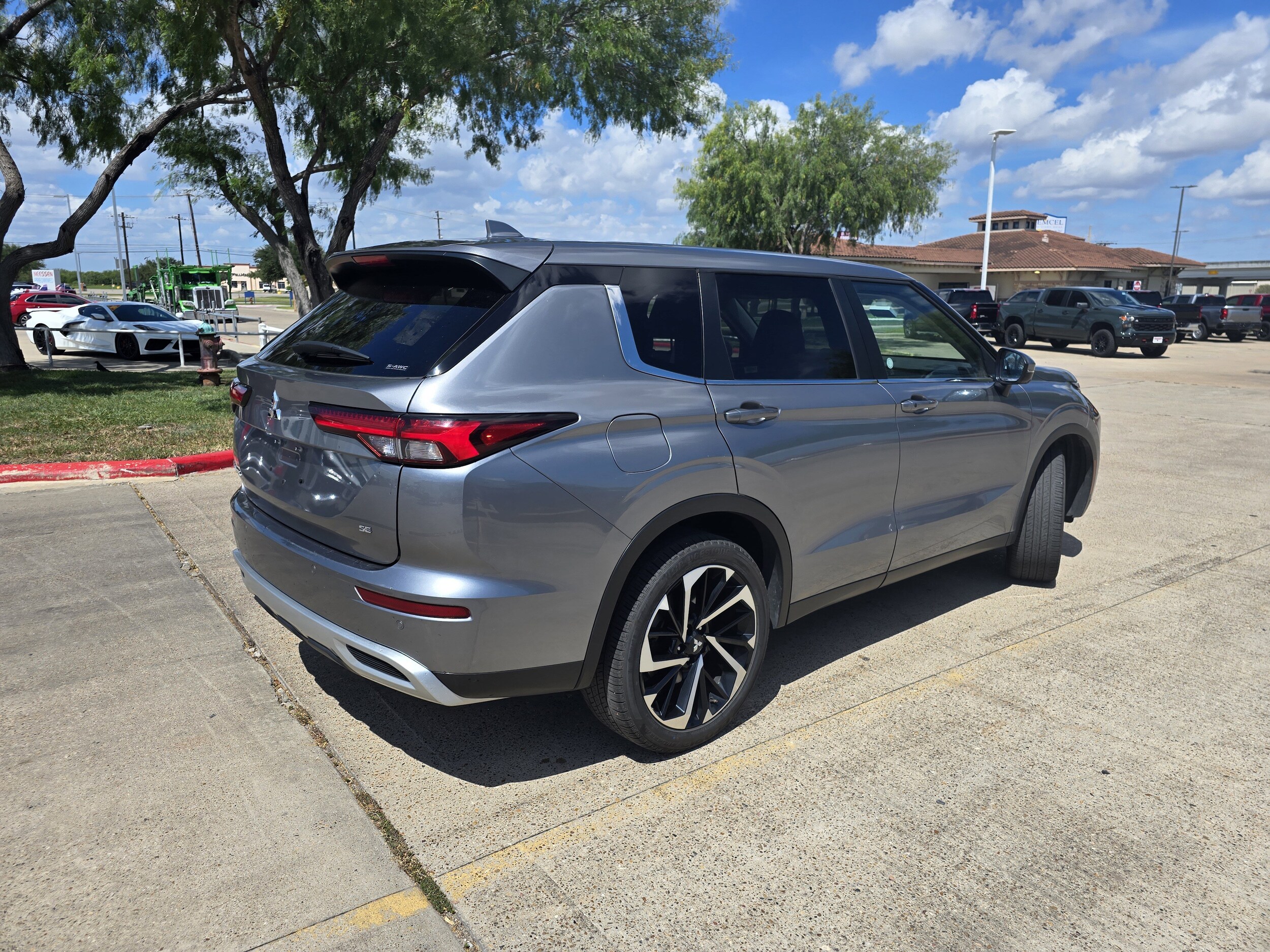 2024 Mitsubishi Outlander SE photo 3