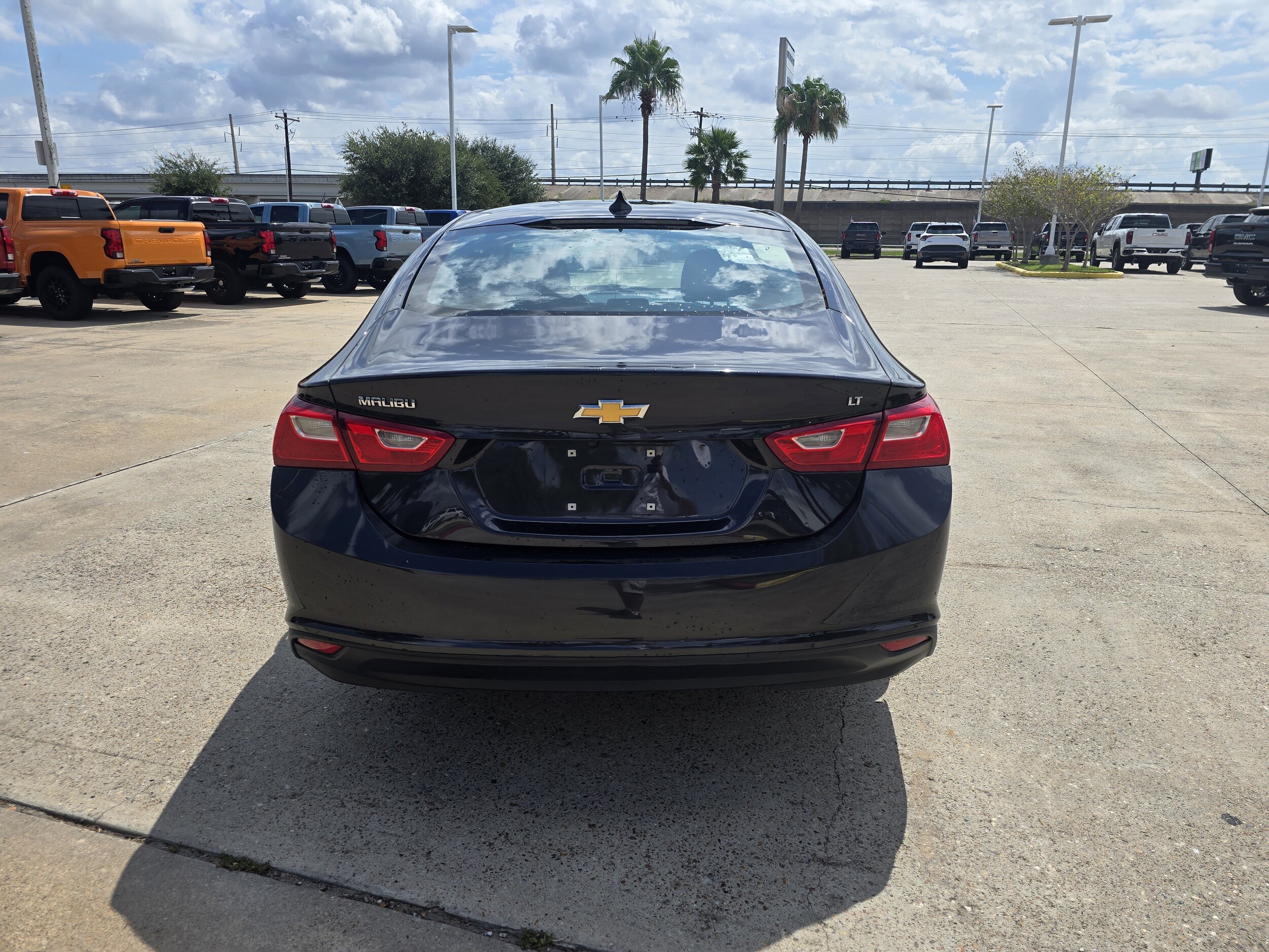 2023 Chevrolet Malibu 1LT photo 2