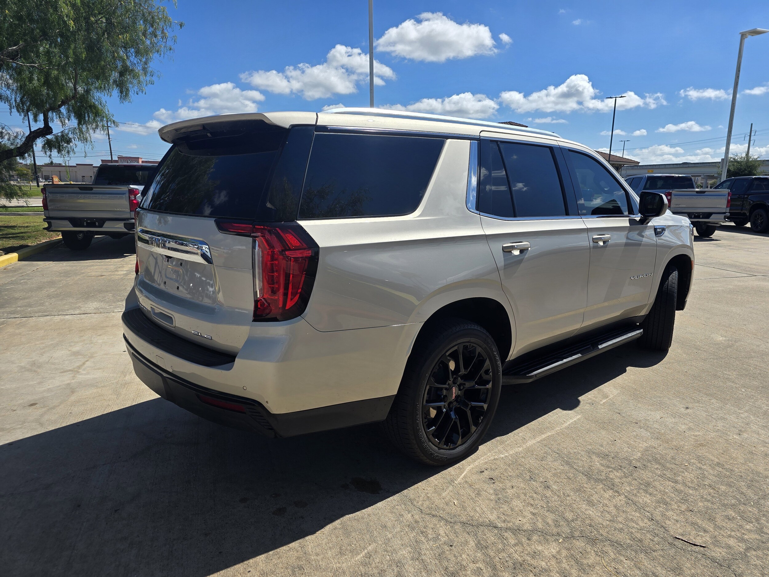 2023 Gmc Yukon SLE photo 3