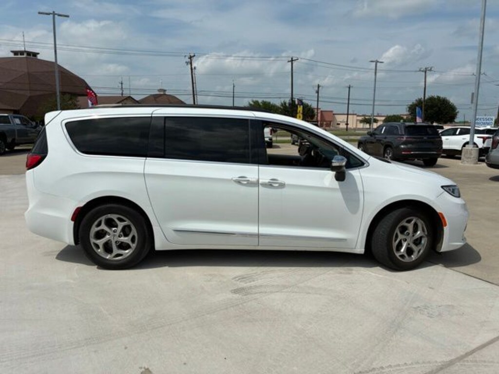 Used 2023 Chrysler Pacifica Limited Minivan/Van